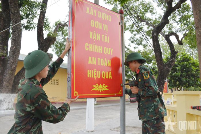 Nhân viên, chiến sĩ Đội xe 2 thay mới khẩu hiệu chào mừng kỷ niệm 75 năm Ngày truyền thống Cục Hậu cần.