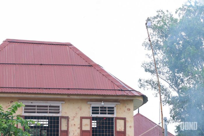  Những bóng điện chiếu sáng được mắc trên những chiếc sào cao hay bên ngoài những ngôi nhà nằm sát đường. Ảnh: ĐINH HÒA 