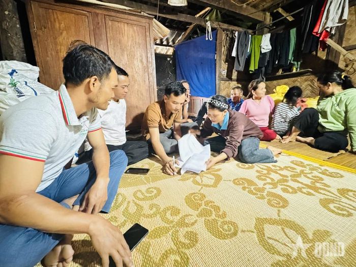 Anh Hồ Văn Phăn, Tổ trưởng Tổ an ninh trật tự thôn A Túc (thứ ba, từ trái sang) trao đổi với chị Hồ Thị Sơr và các thành viên trong nhóm cộng đồng về kết quả kiểm tra hệ thống đèn đường. Ảnh: PHƯƠNG LINH