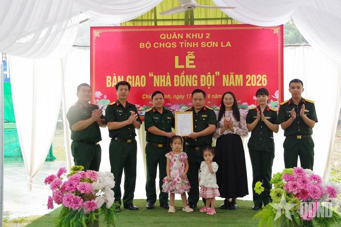 Bộ CHQS tỉnh Sơn La trao quyết định và bàn giao Nhà đồng đội tặng Đại úy Tráng A Ký.