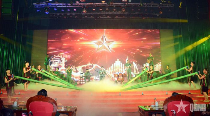 Phần thi năng khiếu của đội thi Trường Sĩ quan Chính trị được chọn công diễn tại buổi bế mạc.