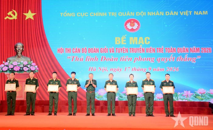  Thượng tướng Lê Quang Minh trao Bằng khen của Chủ nhiệm Tổng cục Chính trị tặng các tập thể, cá nhân có thành tích xuất sắc trong tham gia, tổ chức Hội thi cán bộ Đoàn giỏi và tuyên truyền viên trẻ toàn quân năm 2026. 