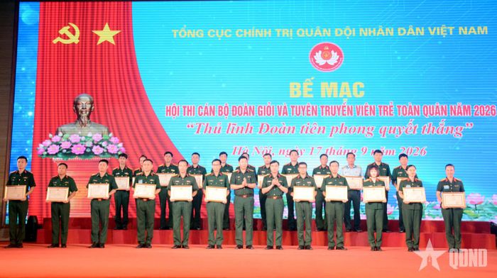 Ban tổ chức trao thưởng, giấy chứng nhận tặng các tập thể, cá nhân có thành tích xuất sắc ở các nội dung thi.