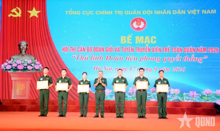 Thượng tướng Lê Quang Minh trao Bằng khen của Chủ nhiệm Tổng cục Chính trị tặng các cán bộ Đoàn đoạt giải Nhất tại hội thi.