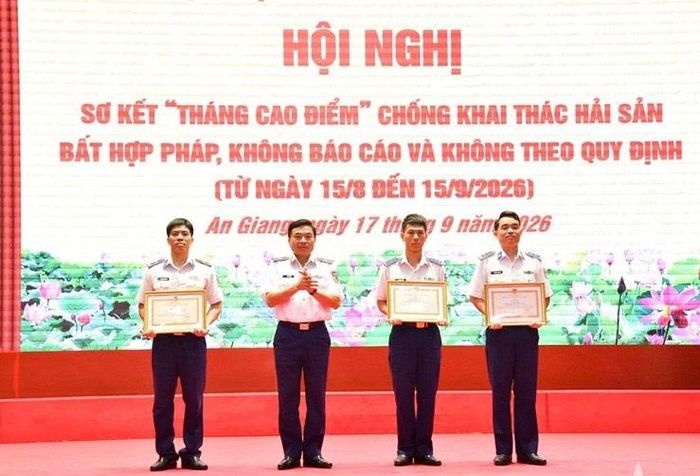  Thủ trưởng Bộ tư lệnh Vùng Cảnh sát biển 4 trao thưởng các cá nhân đạt thành tích tốt trong đợt thi đua thực hiện “Tháng cao điểm” chống khai thác IUU. 