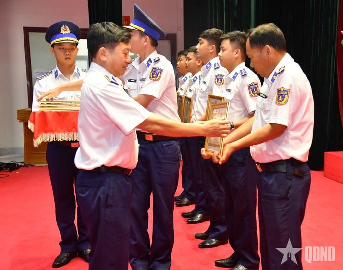 Thủ trưởng Bộ tư lệnh Vùng Cảnh sát biển 4 trao thưởng các tập thể, cá nhân có thành tích tốt trong Hội thi tàu, xuồng, xe tốt - Hội thao huấn luyện tàu năm 2026.