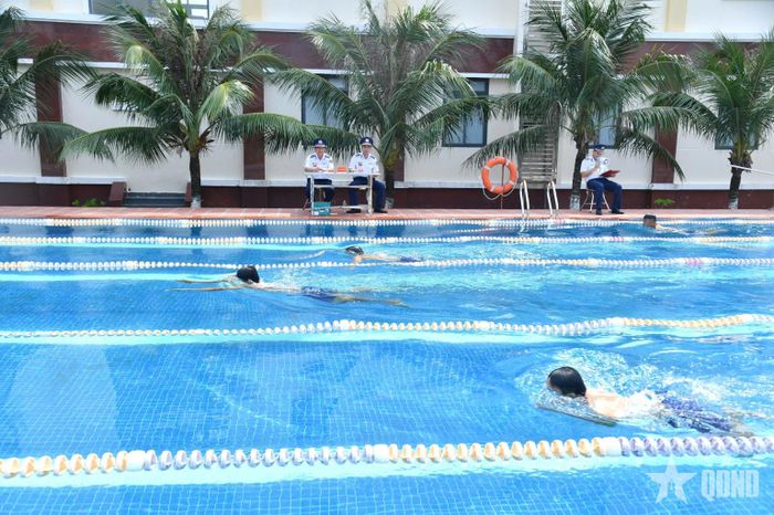 Kiểm tra nội dung bơi 300m trong Hội thi tàu, xuồng, xe tốt - Hội thao huấn luyện tàu năm 2026.