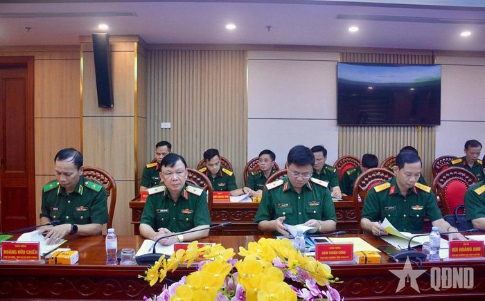  Các đại biểu tham dự buổi kiểm tra.