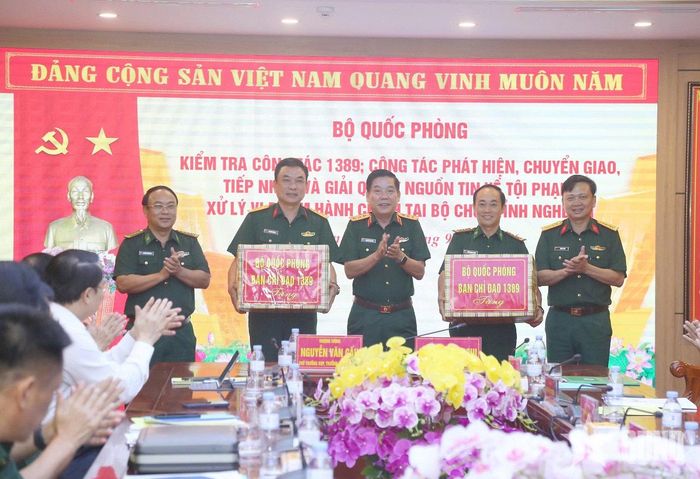 Thượng tướng Nguyễn Văn Gấu trao quà của Ban Chỉ đạo 1389 Bộ Quốc phòng tặng Bộ CHQS tỉnh Nghệ An.
