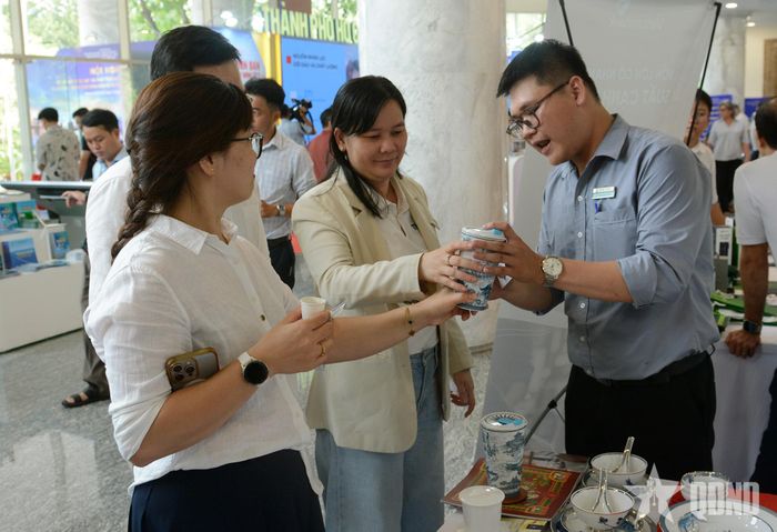 Các đại biểu tham quan khu trưng bày sản phẩm đặc trưng.
