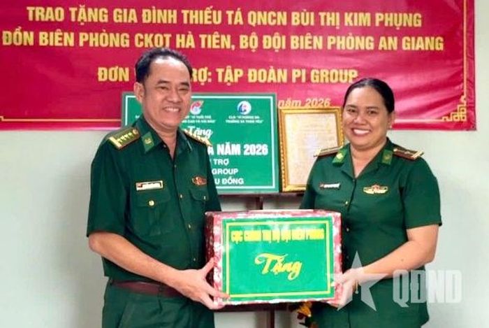  Đại tá Nguyễn Quốc Cường, Phó chủ nhiệm Chính trị Bộ đội Biên phòng trao quà tặng gia đình Thiếu tá QNCN Bùi Thị Kim Phụng.