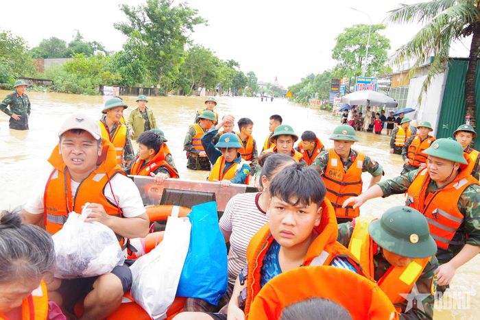  Lữ đoàn Tăng thiết giáp 206 (Quân khu 4) sơ tán nhân dân xã Đông Hiếu (tỉnh Nghệ An) đến nơi an toàn. 