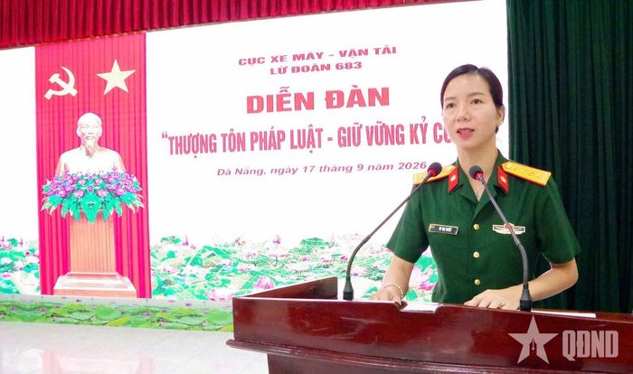 Đại úy Tô Thị Tuyết, báo cáo viên Viện Kiểm sát quân sự Khu vực 51 (Quân khu 5) tuyên truyền pháp luật.