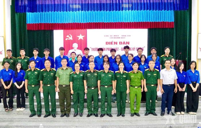 Các đại biểu tham gia diễn đàn.