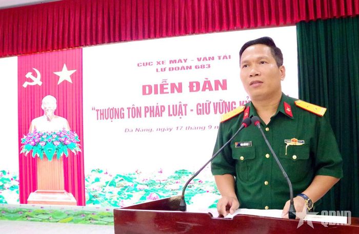 Trung tá Trần Tuấn Đạt, Phó chính ủy Lữ đoàn 683 phát biểu định hướng tại diễn đàn.