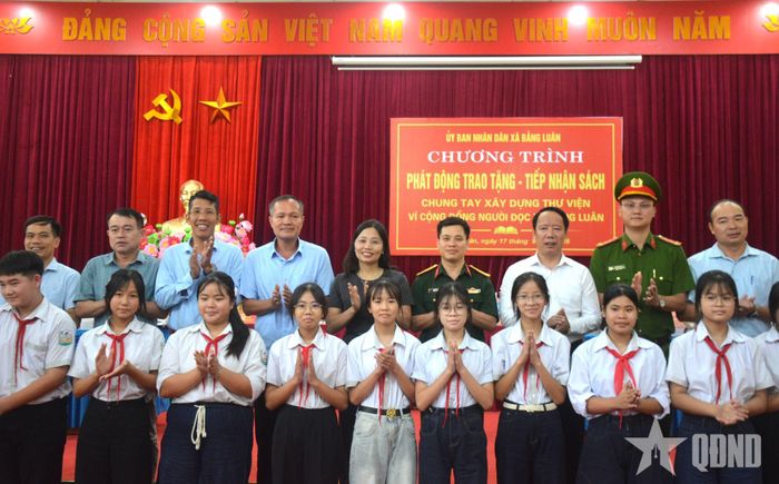 Các đại biểu và các em học sinh tại chương trình.