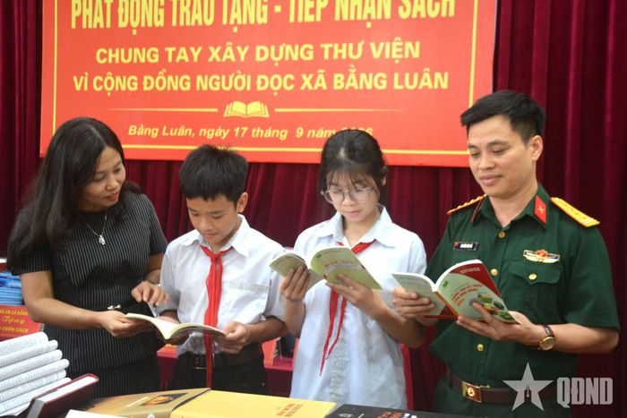 Các đại biểu và các em học sinh tham quan trưng bày sách.