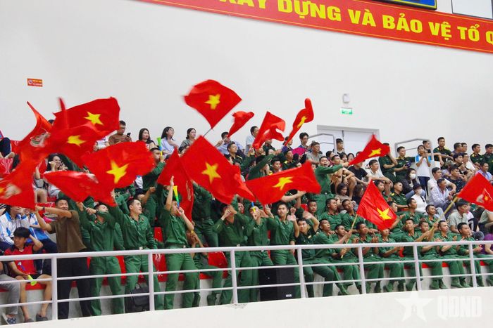 Đông đảo cán bộ, chiến sĩ "tiếp lửa" cho U23 Binh chủng Thông tin - Binh đoàn 19 trên khán đài. Ảnh: NGUYỆT ANH