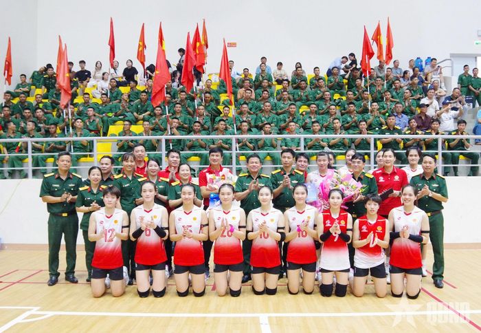 Đại tá Nguyễn Kim Hùng, Phó chủ nhiệm Chính trị Binh chủng Thông tin liên lạc đại diện trao quà của Tư lệnh Binh chủng Thông tin liên lạc tặng U23 Binh chủng Thông tin - Binh đoàn 19. Ảnh: NGUYỆT ANH