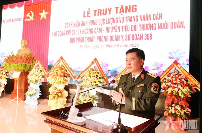 Chỉ huy Sư đoàn 308 phát biểu tại buổi lễ.