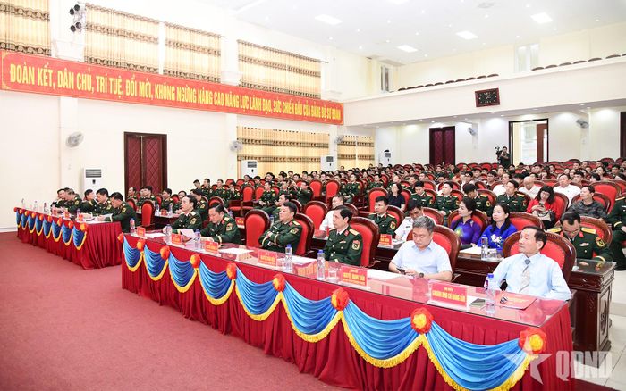 Các đại biểu dự buổi lễ.