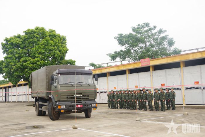 Đại đội Vận tải (Tiểu đoàn Vận tải 25) tổ chức bồi dưỡng lái xe cho nhiệm vụ huấn luyện, sẵn sàng chiến đấu.