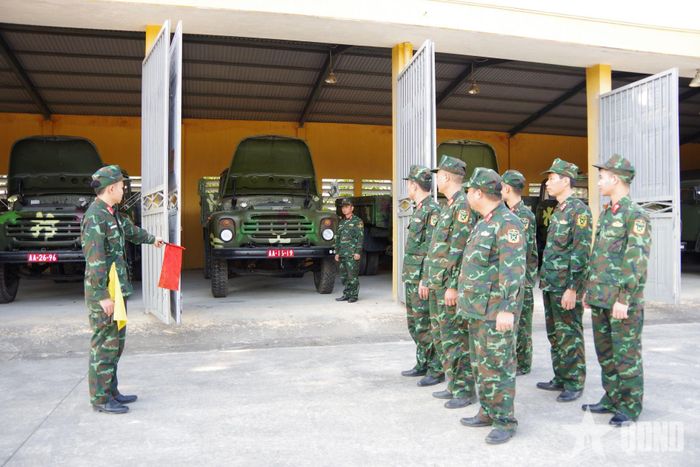 Tiểu đoàn Vận tải 25 tổ chức huấn luyện thực hành nổ máy xe cho cán bộ, quân nhân chuyên nghiệp.