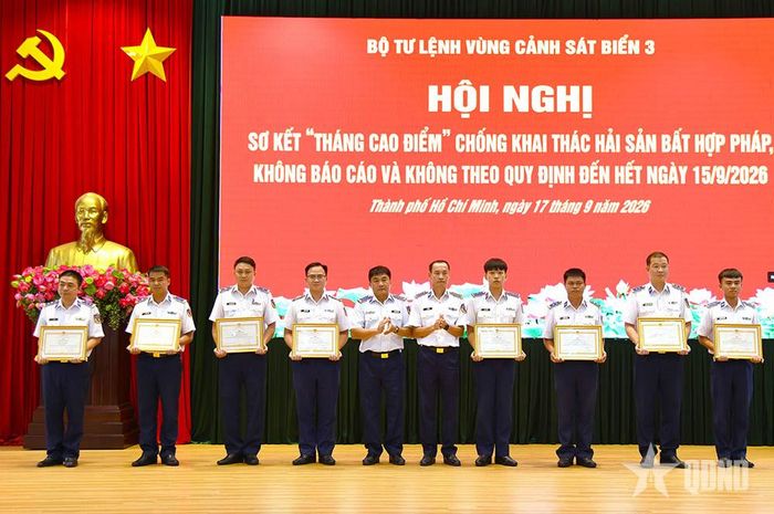 Lãnh đạo Vùng Cảnh sát biển 3 trao thưởng các tập thể, cá nhân tiêu biểu.