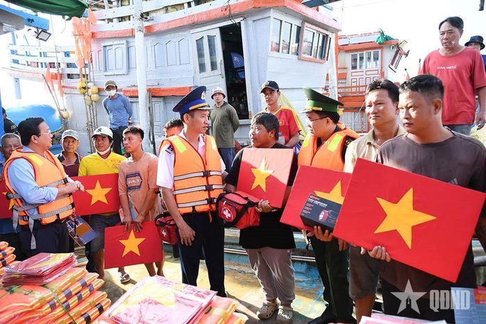 Đại tá Lê Văn Tú tuyên truyền chống khai thác IUU và tặng quà cho ngư dân.