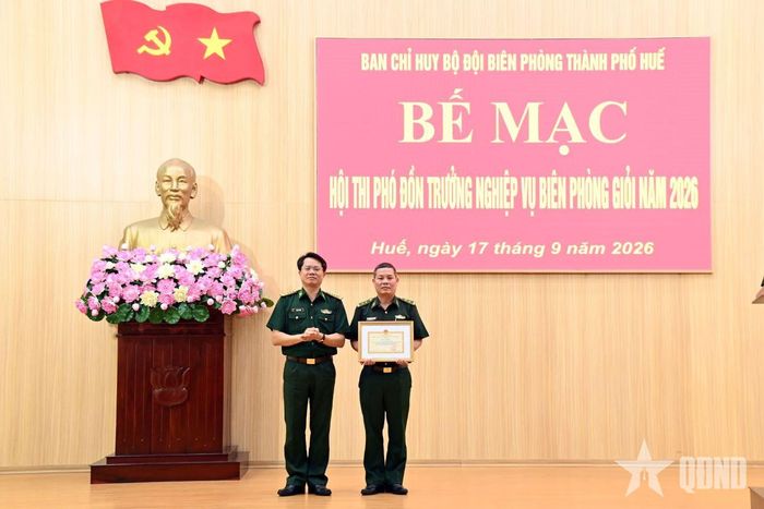 Đại tá Đặng Ngọc Hiệu, Bí thư Đảng ủy, Chính ủy Ban chỉ huy Bộ đội Biên phòng TP Huế trao giải nhì tặng Trung tá Nguyễn Duy Phương.