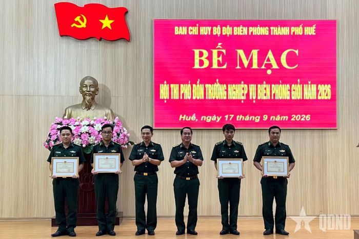  Ban tổ chức trao giấy khen tặng các cá nhân có thành tích xuất sắc tham gia hội thi. 