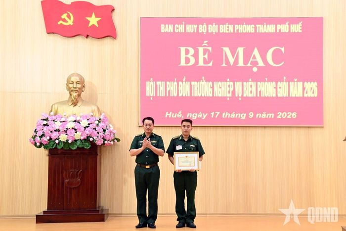  Đại tá Hoàng Minh Hùng trao giải nhất tặng Đại úy Nguyễn Dư. 