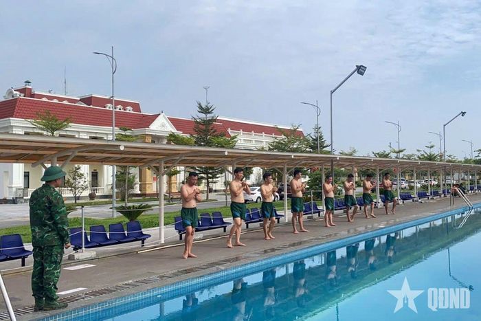  Các thí sinh tham gia phần thi xử lý tình huống, thi điều lệnh, bắn súng K54 và bơi. 