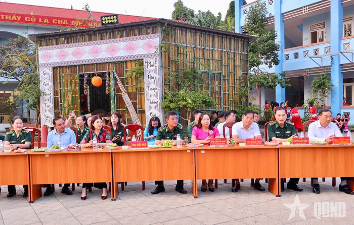 Các đại biểu tham dự chương trình.