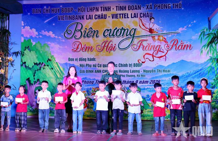 Ban tổ chức và các đơn vị đồng hành trao quà tặng các em học sinh.