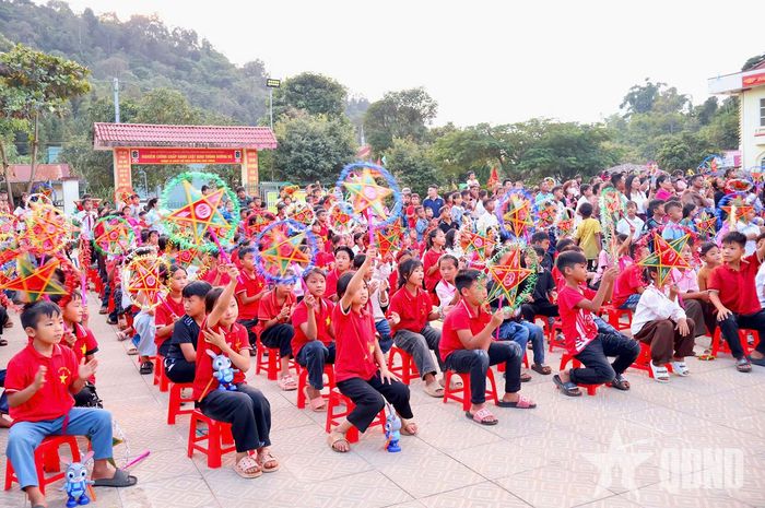 Các em học sinh hào hứng tham dự chương trình.