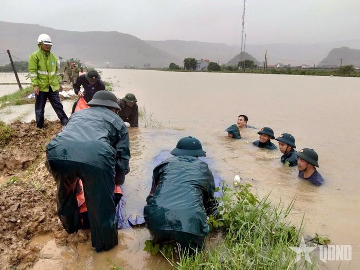 Cán bộ, chiến sĩ Ban CHQS xã Tống Sơn khắc phục sự cố tại kênh T2.