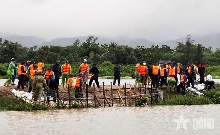 LLVT phường Đào Duy Từ (tỉnh Thanh Hóa) tổ chức hộ đê.