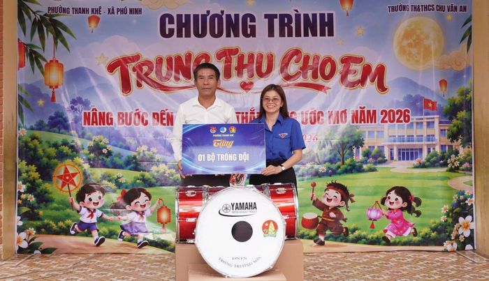 Đoàn công tác trao tặng đèn năng lượng mặt trời và 1 bộ trống đội cho nhà trường.