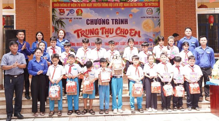 Trao quà Trung thu cho các em học sinh Trường Tiểu học và THCS Chu Văn An, xã Phú Ninh.
