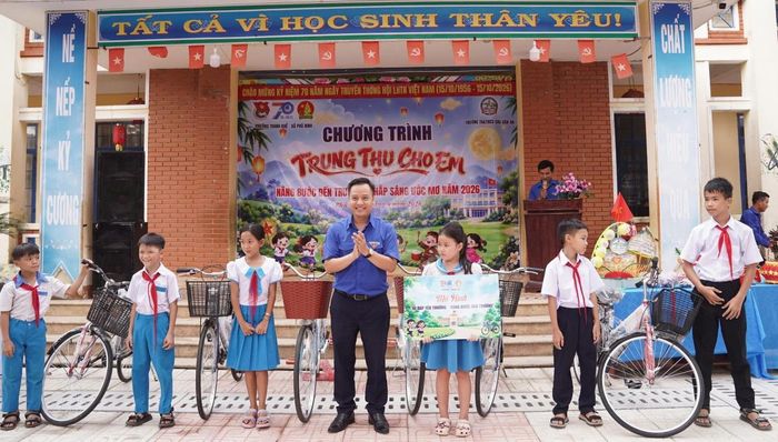 Bí thư Đoàn TNCS Hồ Chí Minh phường Thanh Khê Mai Hồng Anh trao tặng xe đạp cho các em học sinh có hoàn cảnh khó khăn.