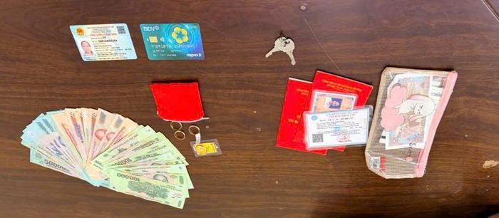 Bên trong túi xách là giấy tờ tùy thân cùng nhiều tài sản của người dân
