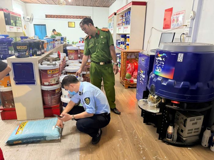 Lực lượng chức năng kiểm tra hàng hoá nghi giả mạo nhãn hiệu.
