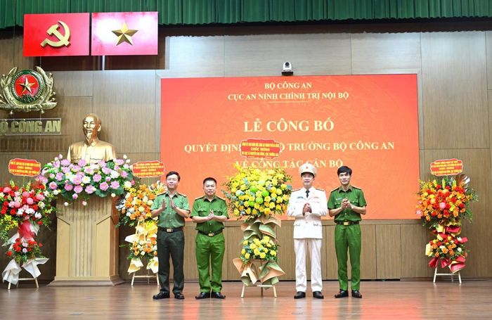 Ban Giám đốc CATP Đà Nẵng tặng hoa chúc mừng Cục trưởng Cục An ninh chính trị nội bộ Nguyễn Đại Đồng