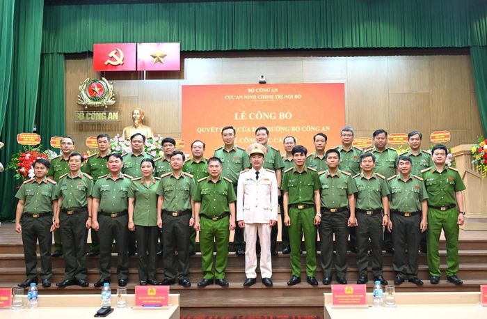 Cục trưởng Cục An ninh chính trị nội bộ Nguyễn Đại Đồng chụp ảnh lưu niệm cùng lãnh đạo CATP Đà Nẵng và các phòng nghiệp vụ.