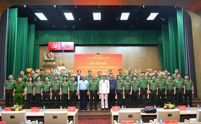 Thượng tướng Phạm Thế Tùng, Thứ trưởng Bộ Công an chụp ảnh lưu niệm cùng Cục trưởng Cục An ninh chính trị nội bộ Nguyễn Đại Đồng và lãnh đạo các Cục nghiệp vụ, lãnh đạo CATP Đà Nẵng.