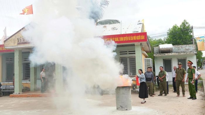 Công an xã Tam Xuân phối hợp Phòng Cảnh sát PCCC và CNCH huấn luyện nghiệp vụ PCCC và CNCH cho các lựo lượng cơ sở. Ảnh: ÁI Ly.