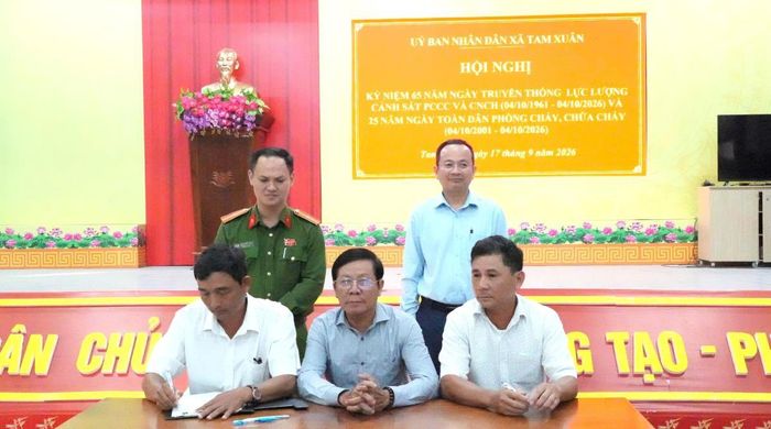 Hiệu trưởng các trường học, trưởng các thôn trên địa bàn xã Tam Xuân ký cam kết thực hiện công tác PCCC và CNCH. Ảnh: Ái Ly.