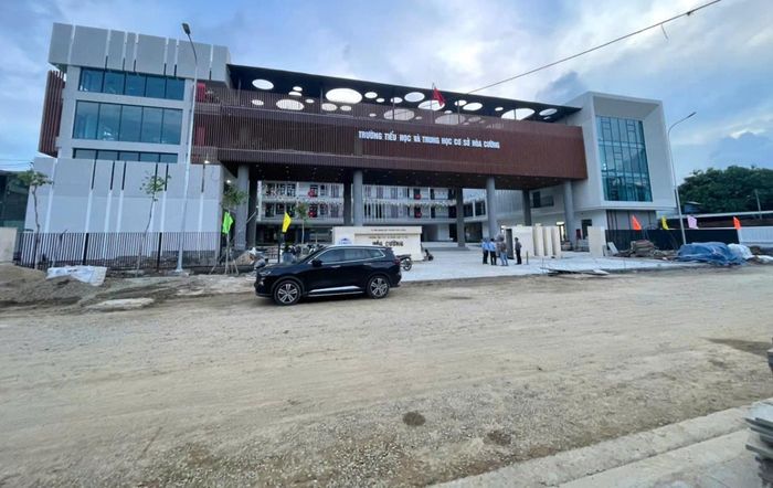 Hiện trạng kiệt đường 149 Lê Đình Lý đoạn trước cổng trường TH&THCS Hòa Cường chiều 17-9.