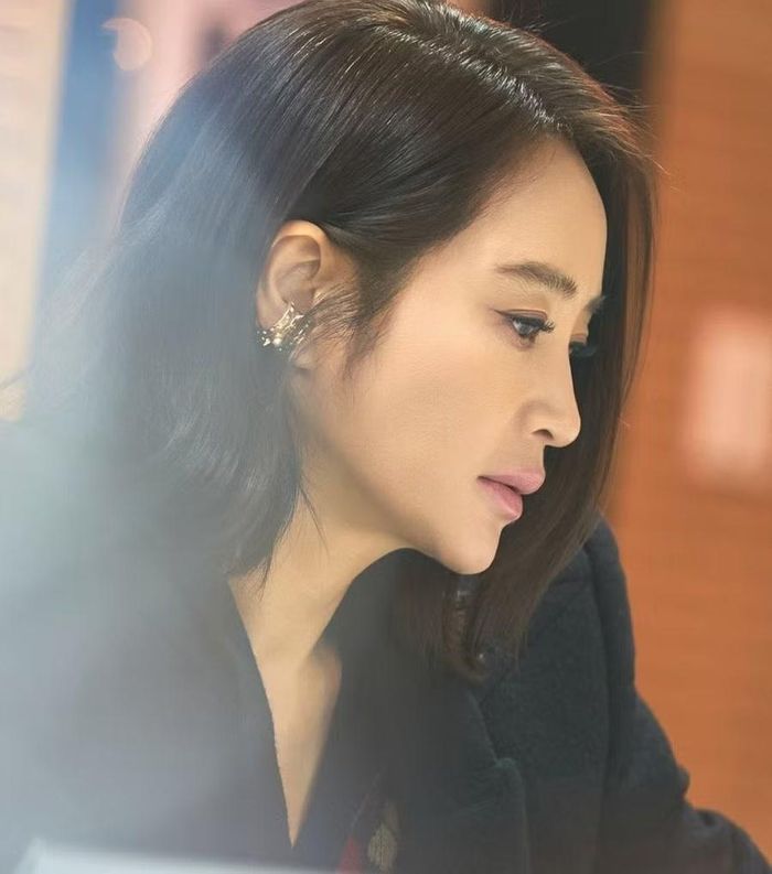 Các nữ diễn viên chính của bộ phim "The Affair Was Just the Beginning" đã thống trị danh sách tháng này: Kim Hye Soo giành vị trí đầu bảng, với chỉ số danh tiếng thương hiệu là 3.398.492, đánh dấu mức tăng 21,03% so với tháng Tám. Các cụm từ xếp hạng cao trong phần phân tích từ khóa về Kim Hye Soo bao gồm "HOPE" (Hy vọng), "Whenever Possible" (Bất cứ khi nào có thể) và "good deed" (việc thiện), trong khi các từ ngữ liên quan có thứ hạng cao nhất gồm: "56 tuổi", "The Affair Was Just the Beginning" và "không thay đổi". Phân tích về tỷ lệ tích cực - tiêu cực cũng cho thấy, Kim Hye Soo nhận được 91,52% phản ứng tích cực.